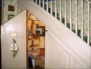 1 rangement placard sous escalier